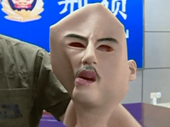 广东佛山有窃贼戴人皮面具在网吧犯案。(网图)