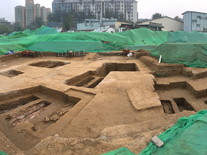 北京地铁站附近再发现古墓。网图