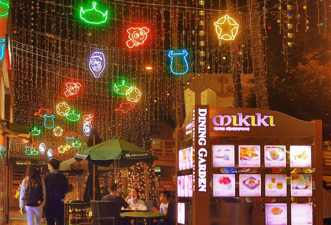 Mikiki户外长廊挂上多个闪亮缤纷的PIXAR角色剪影灯饰。