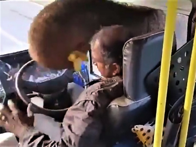有乘客送上香蕉，巴士才可趁机逃脱。影片截图