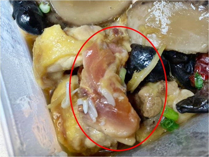 有网民分享外卖饭盒内的鸡肉竟然为全生！FB群组「中伏饮食报料区」图片