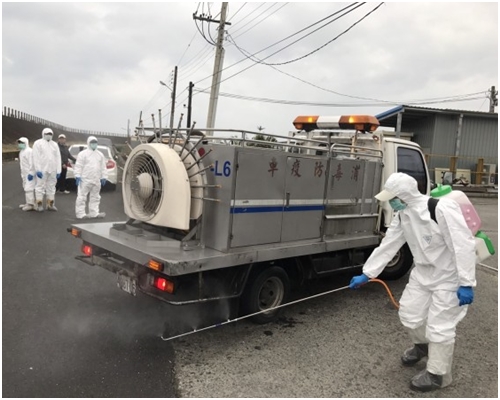 台湾的禽流感疫情扩大，图为宜兰县进行消毒工作。网图