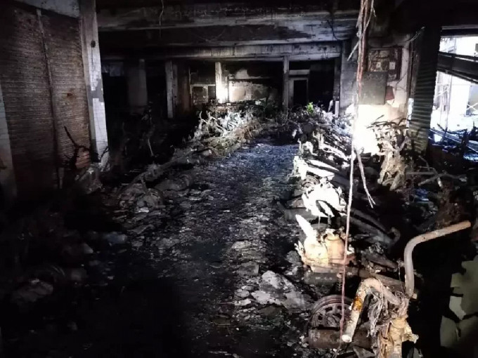 高雄城中城一樓的通道有近60輛電單車被燒毀。 （網上圖片）