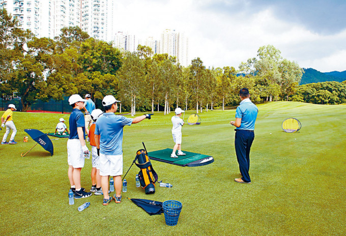 香港哥爾夫球總會指收地建屋將影響高球運動普及化及精英運動員訓練，與本港的體育政策背道而馳。