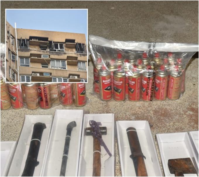 警方在康盛花园单位搜出大批武器及石油气罐。