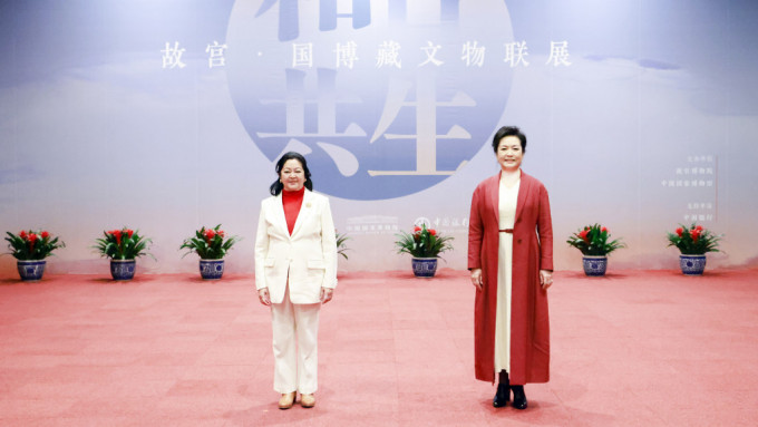 國家主席習近平夫人彭麗媛(右)與菲律賓總統夫人麗莎(左)。 新華社圖