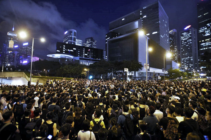 入夜后大批示威者在特首办外聚集。