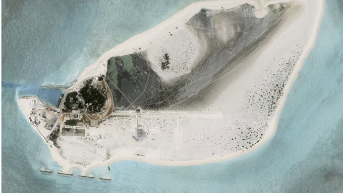 美國軍事網站The Drive根據衛星影像分析指解放軍疑似在中建島興建跑道。AP