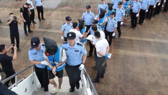 179名电骗疑犯从老挝押解回国。（央视）