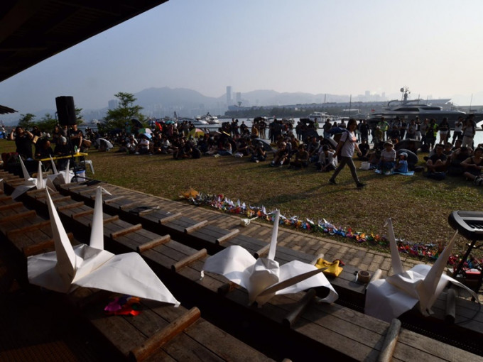 网民今日在观塘海滨公园举行自由纸鹤追悼会。