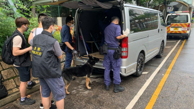 警方帶同警犬在輕型貨車搜出毒品。圖:警方提供