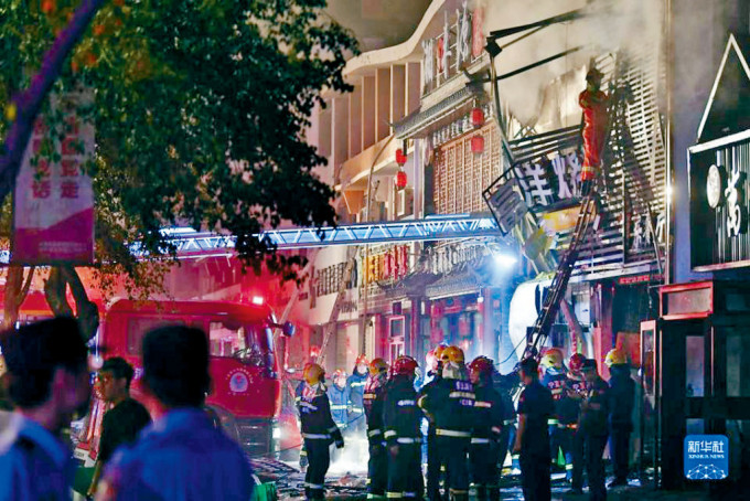 寧夏自治區首府銀川的一家燒烤店發生大爆炸，消防員接報後到場灌救。