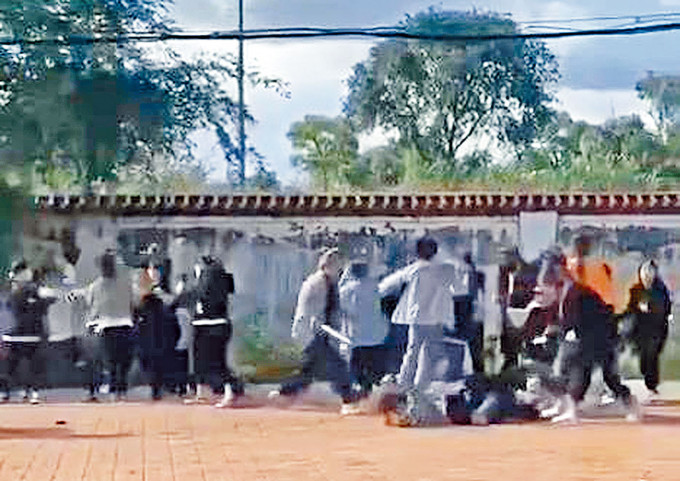 黑龍江依蘭兩夥女學生聚眾鬥毆。