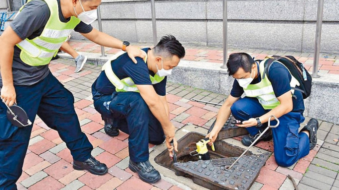 警方重点搜查队联同渠务署人员在金紫荆广场一带检测渠道。