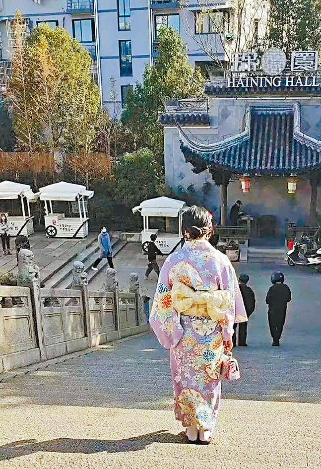 ■浙江女子在南京大屠殺悼念日穿和服上街。　