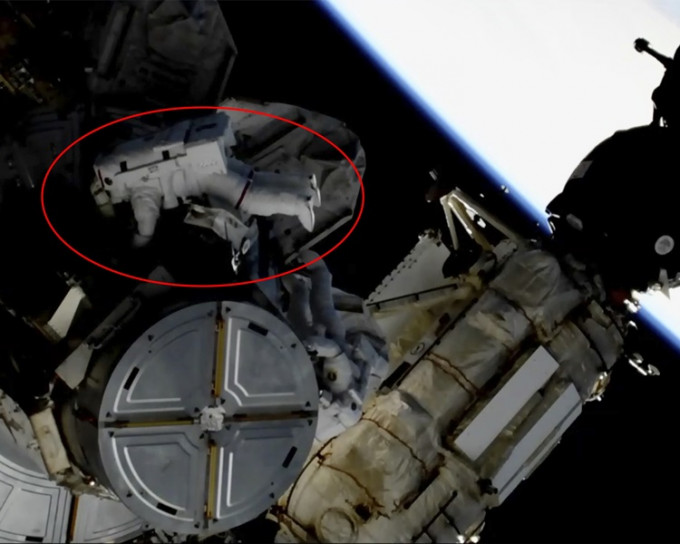 太空人(红圈示)正更换电池。AP