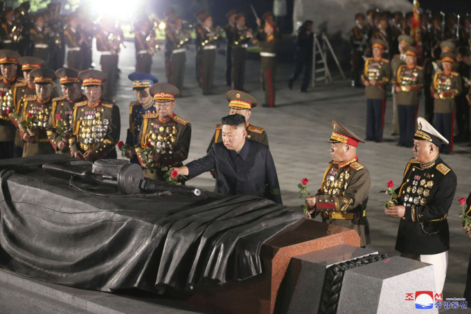 金正恩前往北韓烈士陵園憑弔烈士。AP圖片