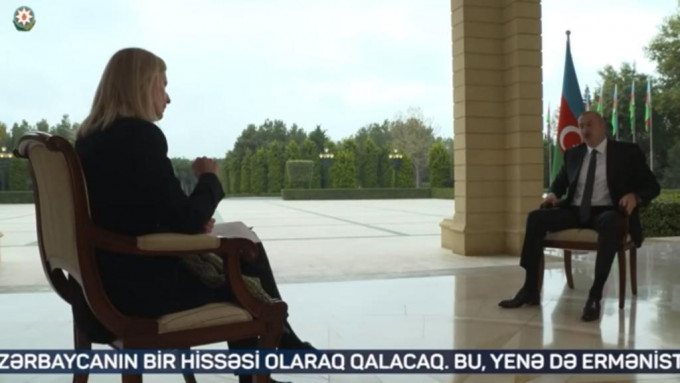 阿塞拜疆总统阿利耶夫受BBC女记者盖林采访。