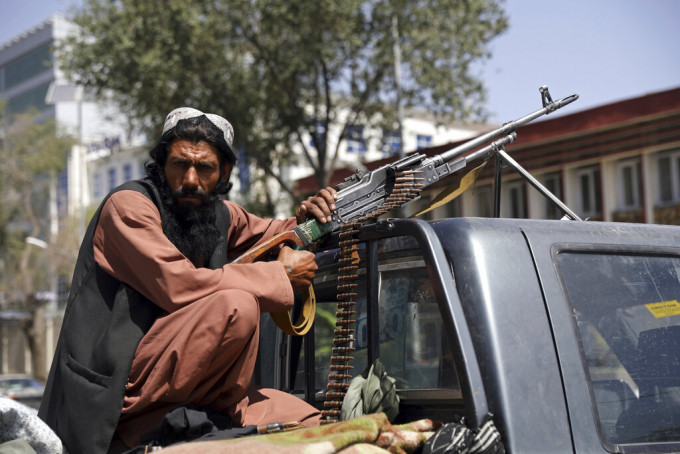 塔利班武装分子于喀布尔市内戒备。AP图片