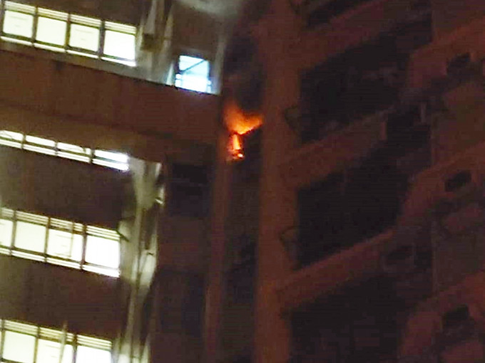 葵芳邨葵正樓單位起火。