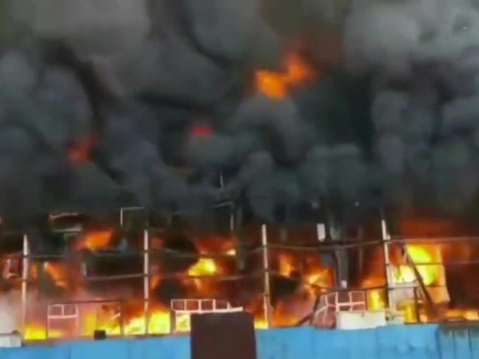 河南新鄉超能電池廠起火，黑煙滾滾。（網圖）