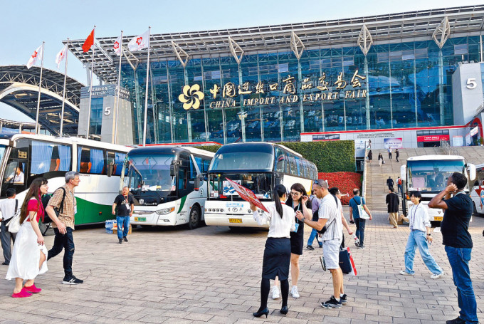 广交会再次綫下举办，场外停泊着多辆旅游巴。