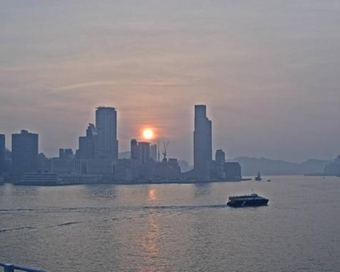 天晴酷热有骤雨，最高33度。天文台图片