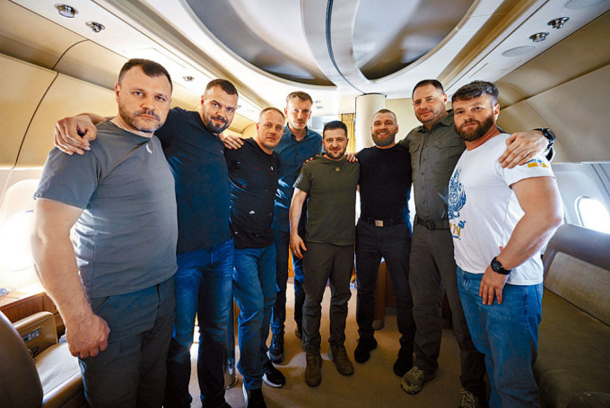 泽连斯基等乌克兰高官与五名亚速营指挥军官(左二至左四，及右一、右三)在返乌飞机上合影。