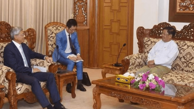 中国驻缅甸大使陈海（左）缅甸外交部长丹穗（右）会面。