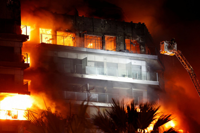 西班牙住宅大樓火警，火勢猛烈。路透社