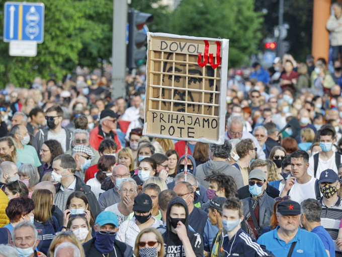斯洛文尼亚出现万人示威集会，要求右翼总理扬沙下台。AP