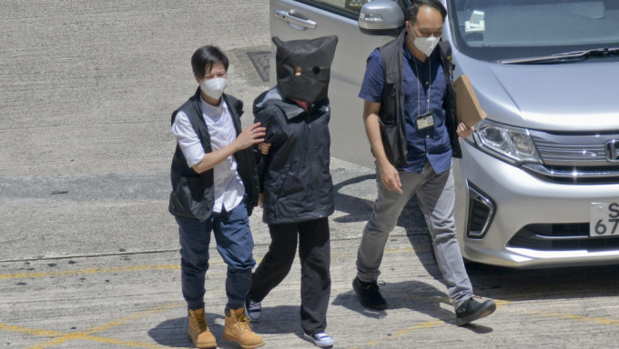 乔映瑜（戴头套者）承认制造及管有爆炸品、意图妨碍司法公正3罪。资料图片
