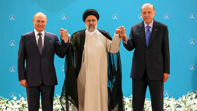 俄羅斯總統普京（左）、伊朗總統賴西（中）和土耳其總統埃爾多安在伊朗德黑蘭薩達巴德宮會談前合影留念。AP圖