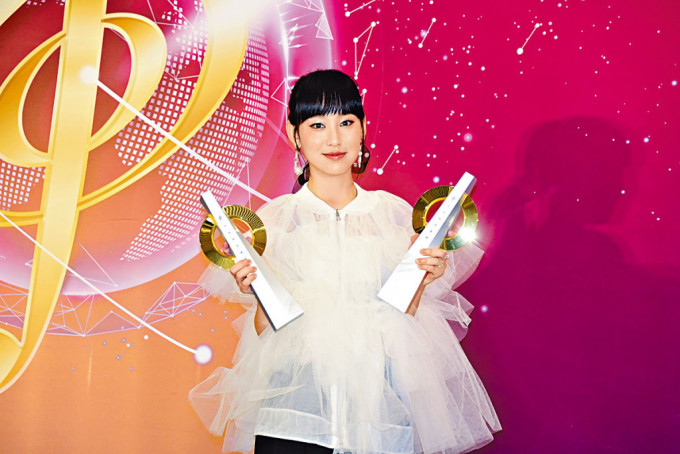 Gigi前晚奪得「十優歌手獎」及「金曲獎」。