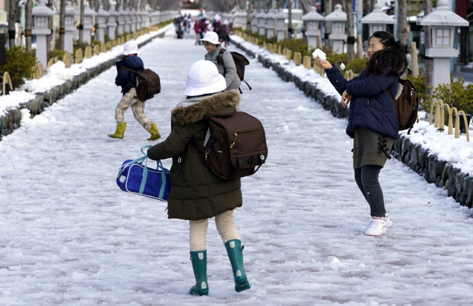 日本東京出現罕見大雪。AP圖片