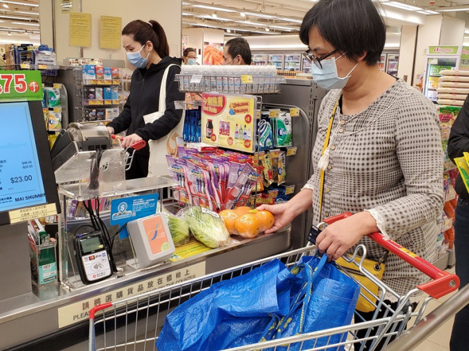 「阿玲」在超市購物期間，想起孻女最愛的菜餚。