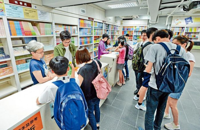 教育局局長楊潤雄指，逾九成出版社同意凍結下學年教科書價格。　
