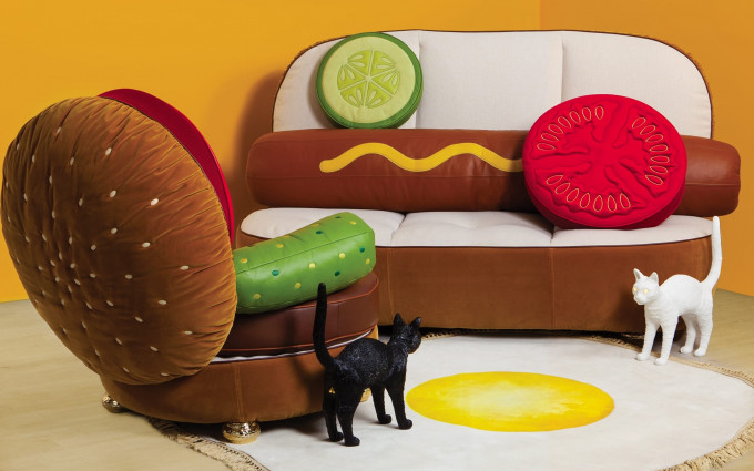 以快餐食品為創作靈感的熱狗及漢堡包梳化，在網上引起熱議。 網圖