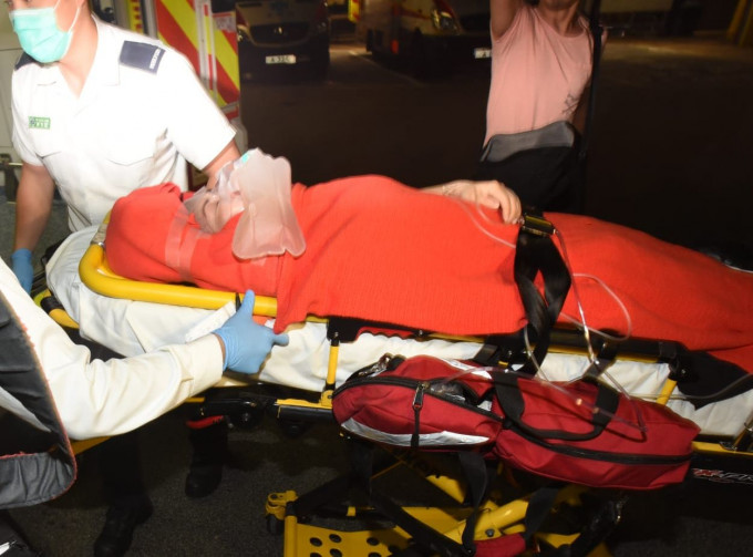 該名女職員腳部受傷，送往伊利沙伯醫院治理。