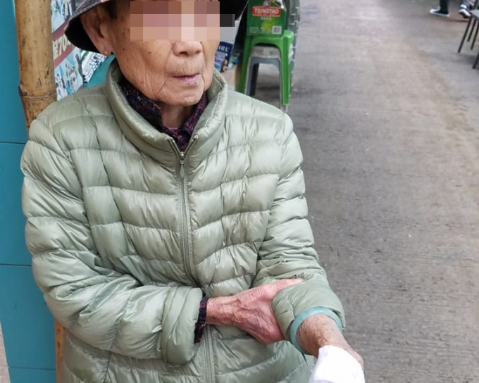 张婆婆展示手部伤势。