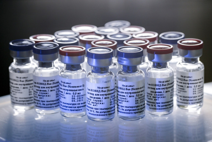 俄羅斯新冠肺炎疫苗將安排4萬人作三期臨床試驗，料9月全面生產。AP圖