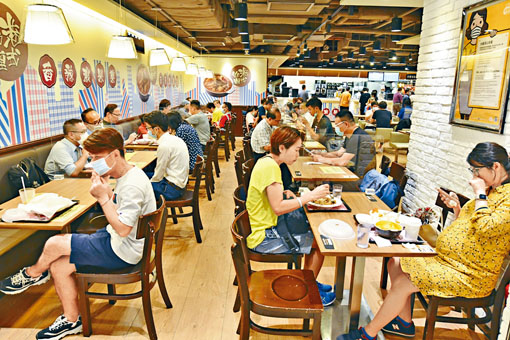 ■添马政府总部附近海富中心连锁快餐店午市现人群。