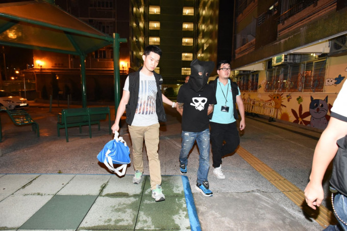 警方將被捕男子押返位於環翠邨澤翠樓的住所搜查。