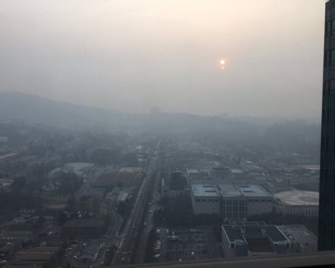 首尔受雾霾影响空气污染严重。网上图片