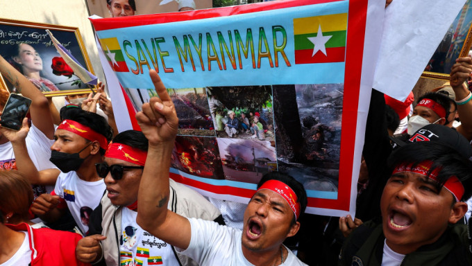 民眾聚集在曼谷緬甸大使館外示威。 路透社