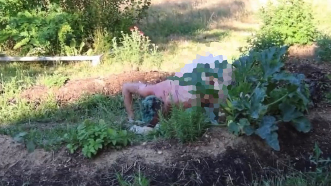 網傳影片顯示裸男與草做愛。  Twitter@poliver69