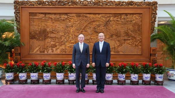 外交部副部长陈晓东(右)晤曾国衞。外交部网页
