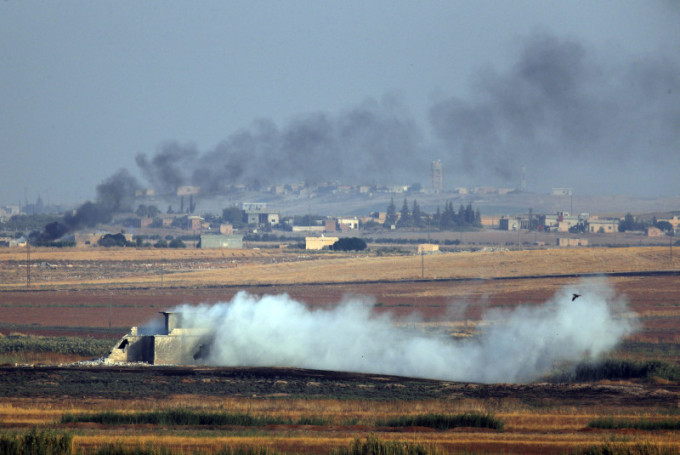 位於土耳其和敘利亞邊界，土耳其部隊轟炸期間敘利亞內部目標冒出濃煙。AP