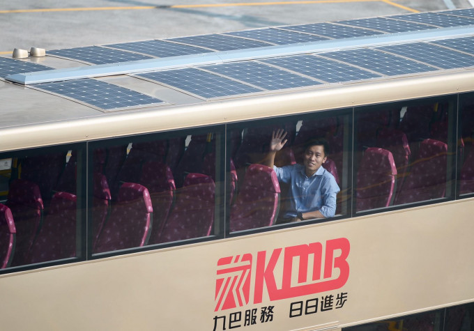 盧俊沂表示，當巴士停車熄匙時，系統會自動將所吸收的太陽能轉化為電能，將車廂內的熱空氣抽出車外。蘇正謙攝