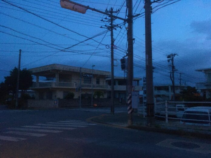 宮古島周四凌晨起突然大規模停電，街道一片漆黑。網上圖片
